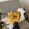 Bolso pequeño súper popular para el trabajo, nuevo modelo de verano 2026 para mujer, bolso cubo de un solo hombro cruzado con patrón tejido de alta gama