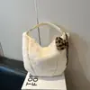 Bolso peludo de gran capacidad para otoño e invierno para mujer, nuevo estilo 2025, bolso cruzado versátil para el día a día, bolso peludo de un solo hombro para debajo del brazo