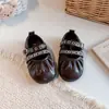 Sapatos de couro para meninas 2026 novo modelo outono sapatos de princesa de sola macia para crianças sapatos mocassins estilosos para bebês e crianças pequenas, disponíveis para atacado