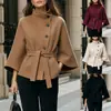 Roupas femininas transfronteiriças europeias e americanas de 2026: gola alta, fechamento diagonal por botões, mangas amplas, cintura marcada com cinto e elegante casaco de lã para o trajeto