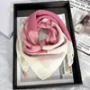 Cachecol Gola Aquecedora Novo Estiloso Versátil Outono e Inverno, Cachecol da Moda, Cachecol de Seda, Estilo Coreano Pequena Bola Dourada Fivela Magnética Cachecol