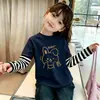 Camiseta de manga larga de algodón puro para niña 2026 primavera y otoño nueva con estampado de dibujos animados lindos cuello redondo patchwork a rayas top