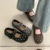 Sapatilhas estilo coreano com bico fino e forro de pelo para mulheres, coleção outono 2026, sapatos Mary Jane de sola reta com bolinhas, fofos e modernos para jovens mulheres
