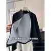 Chaqueta de plumón con una capa interior forrada de forro polar, una capa base térmica de grafeno ajustada y una chaqueta exterior de corte entallado para abrigarse.