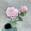 2 rosas pequeñas en medio de la fila del suelo flores artificiales suaves para exhibición en el hogar flores falsas al por mayor