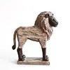 Artesanato criativo de resina retrô imitação de escultura em madeira grão de madeira leão ornamento estilo americano sala de estar armário de vinho decoração de casa estante