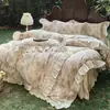 Conjunto de Quatro Peças Estilo Princesa Vintage Francês em Mistura de Algodão e Linho com Saia de Cama de Renda de Algodão Puro e Capa de Edredom de Alta Qualidade