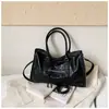 Bolsa de Mão Grande Capacidade Estilo Retrô de Alta Qualidade para Mulheres que se Deslocam 2026 Nova Bolsa Tote Simples Versátil Bolsa de Ombro Único Transversal
