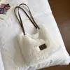 Bolsa feminina de pelúcia 2026 nova outono tendência bolsa tote para o dia a dia bolsa de ombro de grande capacidade bolsa de mão versátil