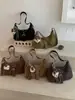 Bolsa de Ombro Shuai Mi Jia para Uso Diário Feminino, Nova Coleção Outono 2026 Estilo Motociclista Vintage, Bolsa de Mão Moderna e Estilosa