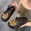 Novas Sandálias Tamanco de Verão para Mulheres 2026, Meias Pantufa Fechadas na Ponta, Solado Macio para Exterior, Estilo Cartoon de Celebridade da Internet para Praia