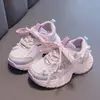 Zapatillas ligeras para niñas, nuevo estilo 2026, zapatillas gruesas de estilo coreano con suela gruesa, suela blanda, zapatillas de correr antideslizantes para niñas, de moda