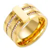 Luz de anel transfronteiriça estilo luxo galvanoplastia ouro 18K diamante nicho de alta qualidade europeu e americano feminino anel de aço inoxidável