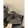 Botas de neve de sola grossa para mulheres, estilo cano longo, nova coleção de inverno 2025, botas de cano alto com forro de fleece adicional para aquecimento extra, adequadas para climas frios e com sola antiderrapante