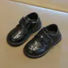 Sapatos de couro novos para performance de meninos na primavera e outono, sapatos pretos estilo britânico para crianças com solas macias para crianças médias e mais velhas, sapatos de performance para alunos do ensino fundamental