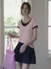 Conjunto chique de duas peças com color blocking estilo coreano para mulheres, novo modelo de verão 2026, slim fit, camiseta única e requintada com decote V