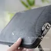 W Baolongjia 25 Nuevo Bolso de Mano de Cuero Genuino para Hombre Moderno de Piel de Vaca Natural Bolso tipo Sobre Oscilante Carpeta para Hombre