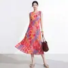 Vestido de verano línea principal Miyake para mujer, elegante estilo vacacional estampado, corte holgado, favorecedor de la figura, con caída, elegante vestido midi plisado