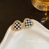 Aretes asimétricos de tuerca con diseño de rejilla de ajedrez blanco y negro triangular para mujer, aretes de moda nueva 2023, aretes de diseño nicho al por mayor
