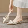 Chinelos Baotou Modelo Novo 2026 Verão Bico Fino Estilo Francês Salto Fino Laço Sandálias Inspiradas na Chanel K45-C22