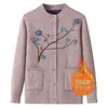 Ropa cálida de otoño e invierno para mujeres de mediana edad y mayores: suéteres con forro de polar, prendas de punto bordadas y ropa de abrigo para abuelas y madres