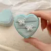 Brincos de Tarraxa de Borboleta Exquisitos Super Brilhantes para Mulheres Design de Nicho Brincos para Piercing Orelha 2026 Novo Item Quente Joia de Orelha Única e Linda