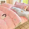 Nuevo juego de ropa de cama de cuatro piezas de grado A para 2026, seguro para bebés, con forro de felpa, engrosado, de terciopelo de leche y suave, cálido, con un estampado fresco y ligero para uso doméstico