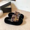 Pantuflas peludas de suela gruesa estilo coreano para mujer, nueva colección otoño/invierno 2026, diseño de moda, versátiles y fáciles de combinar, pantuflas de algodón para usar en exteriores
