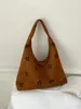 Bolso de hombro para mujer estilo coreano transfronterizo estilo universitario, bolso tote casual nuevo con diseño calado, bolso simple de gran capacidad para el día a día, para llevar debajo del brazo