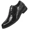 Sapatos masculinos plus size 48 transfronteiriços, moda outono, estilosos, design de três peças, couro branco envernizado masculino, sapatos formais de couro para cavalheiro