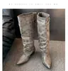 Novas Botas de Cano Alto Ocidentais Cowboy de Bico Apontado com Fivela de Cinto Estilo Europeu e Americano Outono/Inverno 2026 para Mulheres, Aumentadoras de Altura em Camurça