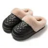 Chinelos de inverno femininos 2026 novo modelo, antiderrapantes, quentes, para uso interno em casa, de sola grossa, forrados com pelúcia, chinelos de algodão para casa com calcanhar fechado