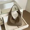 Bolsa de ombro única grande capacidade mais vendida bolsa feminina bolsa de axila fosca bolsa de balde com rebite retrô bolsa tote casual