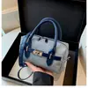 Nova Bolsa Boston Pequena para Mulheres 2026, Estilo Suave e Delicado, Bolsa Almofada de Mão com Fechadura, Bolsa Transversal Versátil para o Dia a Dia