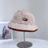 Chapéu de Pescador de Pelúcia com Letra Patch Moda para Mulheres Inverno Versátil Casual Chapéu Balde para Calor e Proteção de Orelha Tendência