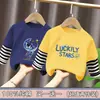 Camiseta de manga larga para niños, top de otoño, nuevo modelo 2026 para niños, algodón puro, estilo primavera y otoño, patchwork a rayas, imitación de dos piezas