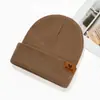 Nuevo Gorro de Punto para Hombre de Amazon con Etiqueta de Cuero con Letra para Otoño e Invierno, Gorro Cálido de Exterior Transfronterizo, Gorro de Lana de Moda para Mujer