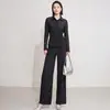 Conjunto de dos piezas plisado de color liso de alta gama para otoño: Camisa de cuello ajustada y pantalones de pierna ancha fluidos de cintura alta para un look estilizado en el lugar de trabajo.