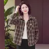 Camisa a cuadros de manga larga para madre, ligera, nuevo estilo primavera y otoño 2026, para mujeres de 50 años o más, ropa para mujeres de mediana edad y mayores, chaqueta camisa que rejuvenece