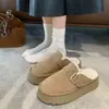 Chinelos externos femininos estilo Birkenstock com forro de fleece, nova coleção outono/inverno 2026, alta moda, populares para casa, sola grossa, aumento de altura, design de meia-chinelo fechado