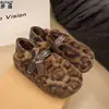 Nova coleção Outono/Inverno 2026: sapatos femininos de algodão com sola grossa, antiderrapantes, forrados com fleece, quentes, mocassins e sapatos forrados com pele de ovelha para mulheres e meninas