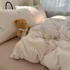 Conjunto de Quatro Peças de Gaze Dupla Nível Bebê e Materno Tipo Nuvem Classe A, Roupa de Cama Individual para Dormitório em Gaze de Algodão, Amigável à Pele e Adequado para Todas as Estações, Conjunto de Roupa de Cama de 4 Peças