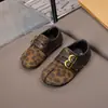 Zapatos Birkenstock para niñas transfronterizos, nueva colección otoño 2026, zapatos de cuero de suela blanda para bebés niñas, zapatos casuales de punta poco profunda para niños pequeños y niños pequeños, estilo moderno