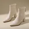 Botas de outono estilosas e da moda com zíper traseiro, cabedal versátil em couro, salto quadrado e um design retrô com bico fino para 2026