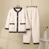 Pijama Estilo Chanel para Mujer, Set Engrosado de Coral Fleece para Otoño e Invierno, Cálido y Felpudo, Ropa de Casa Tallas Grandes, Estilo de Lujo Ligero