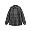Camisa xadrez fina vintage com listras pretas, colarinho de abas, um bolso aplicado, botões de metal, corte solto, camisa xadrez casual masculina desgastada