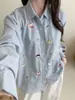 Nueva camisa a cuadros de estilo retro japonés de otoño, con bonito estampado bordado, holgada y versátil, camisa casual al por mayor