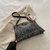 Bolso de Hombro Cruzado de Cadena para Mujer con Textura de Leopardo de Gran Capacidad Nuevo Otoño e Invierno 2025 Estilo Occidental para Viaje