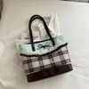 Bolso tote patchwork de cuadros retro y lunares, con un diseño único con un lazo y borde de volantes, adecuado para ir al trabajo.