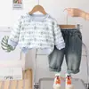 Estilo Novo 2026 Roupa Externa Casual e Confortável para Crianças, Conjunto de Manga Longa com Estampa Completa de Urso com Calça Jeans, Conjunto de Duas Peças de Manga Longa para Primavera e Outono